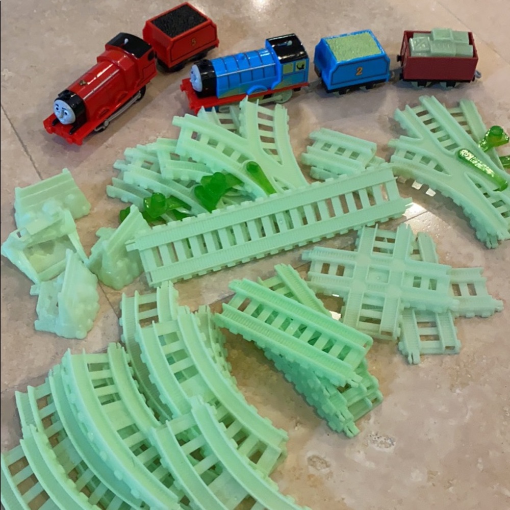 Thomas the Train Glow in the Dark Track & trains